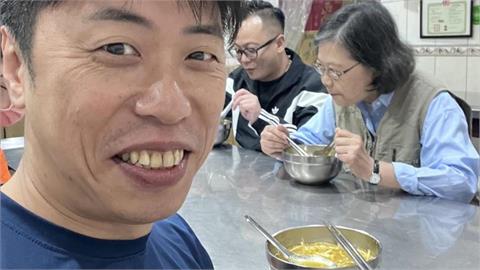 他吃咖哩麵巧遇蔡英文「遭無情問1句」！網見「開戰現場」笑瘋：不講武德
