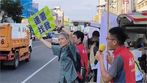 快新聞／響應罷免傅崐萁二階連署　「葉霸」現身花蓮街頭舉牌當志工