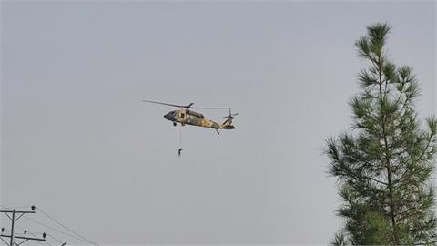 殘忍畫面曝光！塔利班爽開黑鷹直升機巡邏　一男子被吊在半空中