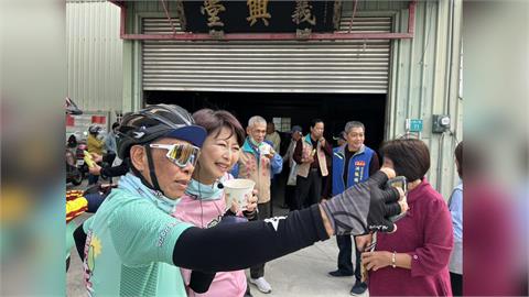 快新聞／謝龍介擋得住嗎？陳亭妃騎鐵馬謝票熱翻下營　拚4百年首位女市長