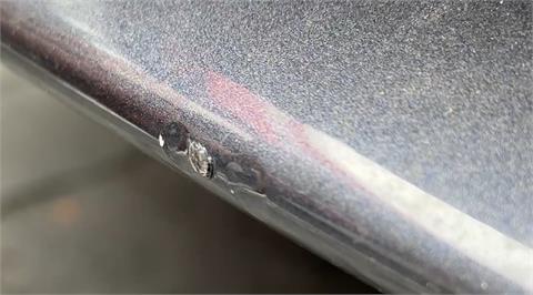 電動車自動停車出包？　車頭疑撞梁柱斜角留刮痕