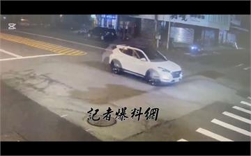恍神瞬間就翻車!台中婦自撞分隔島 四輪朝天險象環生