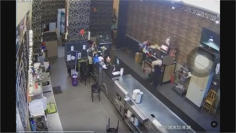 糗！鐵板燒店員「突褲子滑落又摔倒」　顧客目睹秒逃、網友笑翻