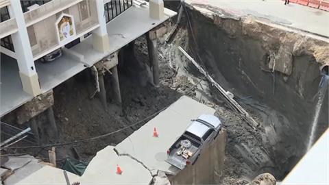 泰國曼谷醫院前驚現巨大天坑！　多輛汽車、電桿被吞噬