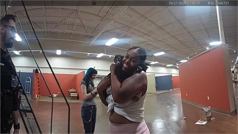 美國萬聖節上演猴子脫逃 不甩飼主呼喊、賣場亂竄