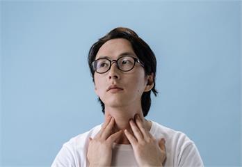 喉嚨卡卡、不時清喉嚨？   小心甲狀腺結節腫大作怪