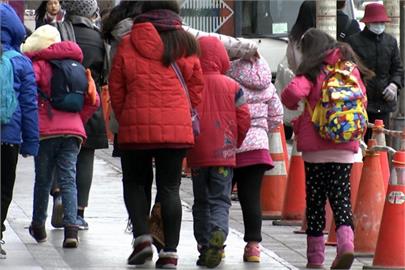 一早被冷醒「冷氣團主菜」來報到？氣象專家曝「低溫溜滑梯」：這2地最有感