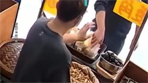 善心變調！男子討食遭拒直接拿走　店家怒批：根本搶劫