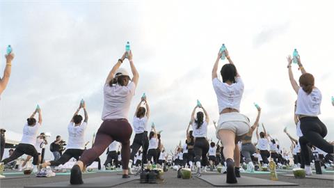 飛機從頭上飛過! 曼谷機場　「百人瑜伽」療癒登場