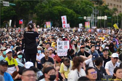 「拒絕統戰、守護台灣」凱道人數爆棚　周玉蔻嗆國民黨：政治生命倒數計時
