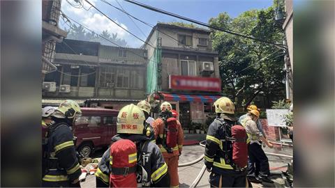 新北板橋韓式烤肉店失火了！頂樓突冒煙　消防急趕赴現場