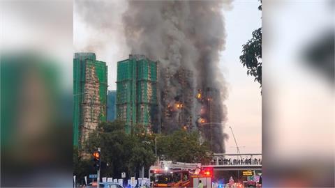 LIVE／還在燒！香港宏福苑27樓又有火苗竄出　雲梯車升空灌救