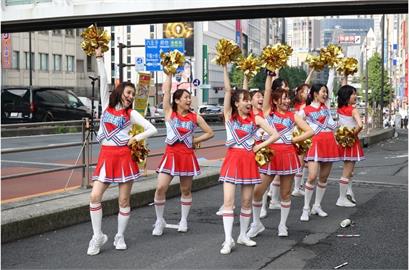 東京啦啦隊員賣力演出　早晨尖峰時刻為上班族加油打氣