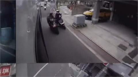 台中騎士超車不慎摔車倒地　公車「煞車不及」輾斃