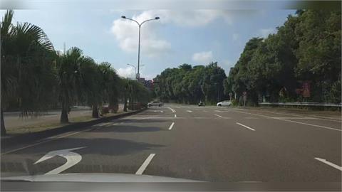 囂張！＂運兵車＂鬼切攔路　駕駛當街下車挑釁