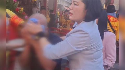 雲林遶境炸傷! 男頭部濺血 縣長張麗善忙止血救人