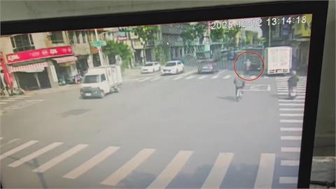 高雄警巡佐查案途中出車禍　撞上違停小貨車送醫不治