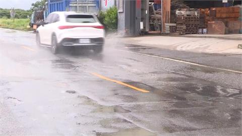 雨彈狂炸高雄！　仁武區馬路成汪洋　鳳山驚現「３公尺巨大天坑」