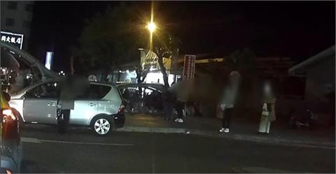 斗六火車站直擊違規！　　白牌車「削價競爭」人行道攔截客人