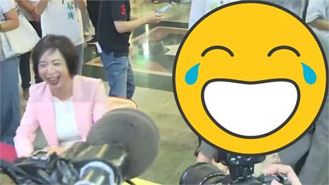 何欣純登記「蔡其昌回防台中超嚴肅」！下秒她調皮搞事「總召變臉全被錄」現場大爆笑