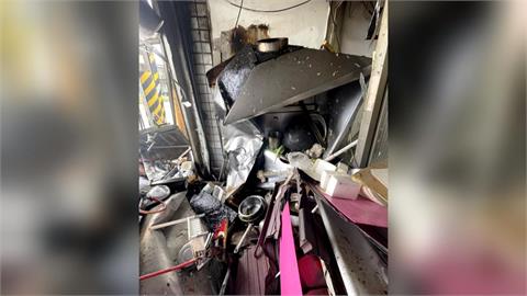 驚險！小貨車遭推撞衝進麵攤　麵攤起火冒煙　2婦嚇壞急奔逃