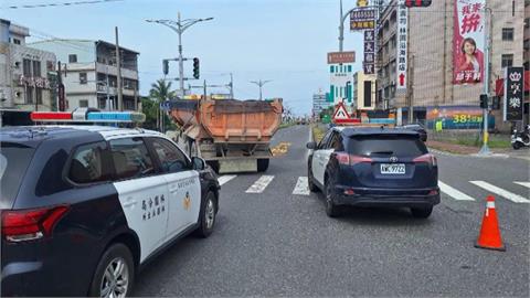 高雄砂石車綠燈右轉撞機車　後座78歲婦人遭右後輪輾斃