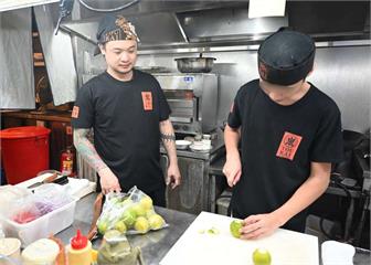 勞動部就業計畫助17歲少年翻身 月薪4.3萬成功脫困