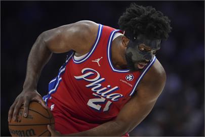 NBA(影)／Embiid化身鐵面人傷癒復出　轟34分幫助七六人橫掃黃蜂