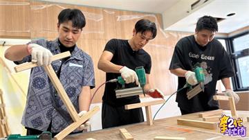 胡釋安變裝修工人！見徐新洋「釘槍射臉」嚇傻 意外傷勢曝光