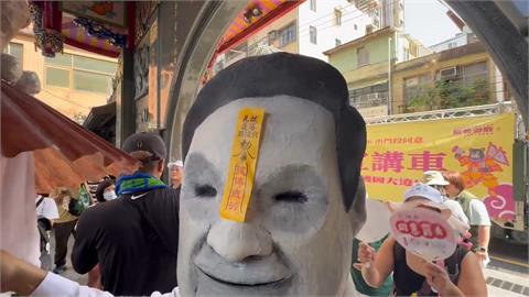 港人創意裝扮　暗酸林沛祥是幫傅崐萁撐傘小弟