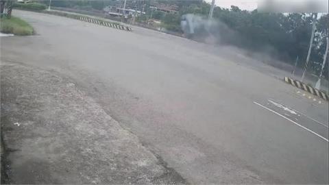 悚！苗栗休旅車撞斷４桿卡護欄　７７歲婦人身亡