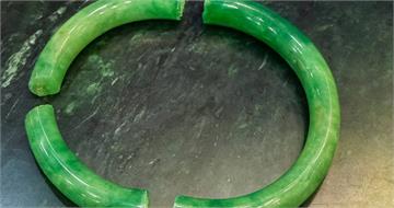 女主播街頭跌倒「玉鐲裂成3截」　命理師警告：勿直接丟垃圾桶