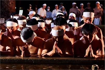 快新聞／日本山口縣防府市「春日神社」大寒禊祭　民眾跳冷水池祈求身體健康