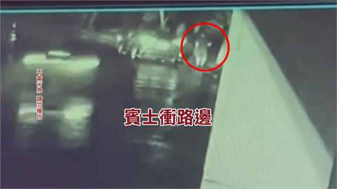北市運將路邊抽菸「被撞死」畫面曝　肇事駕駛棄車逃逸