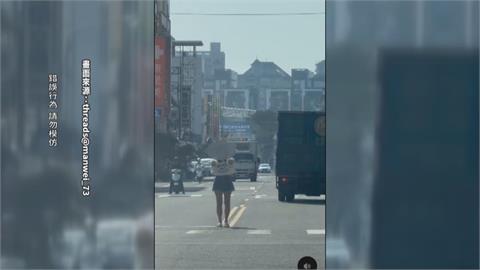 在幹嘛？女子路中跪地膜拜　民眾勸阻反被罵！警方要開罰
