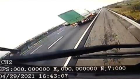 貨櫃車翻國道兩傷 竟是聯結車擦撞釀禍 