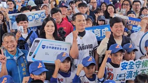 限量聯名卡開賣搶翻天! 50名幸運球迷搶合照張育成（圖／民視新聞）