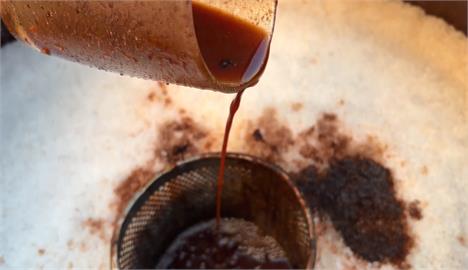 純手工釀造黑豆醬油　曝曬180天完熟「一滴入魂」