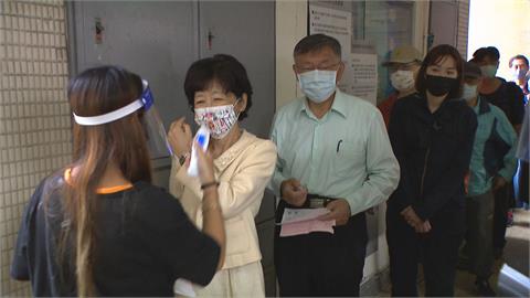柯文哲偕妻赴金甌女中投票　面對結果將揭曉「平常心」