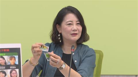 快新聞／藍營自製「反罷免撲克牌」惡搞　吳思瑤當場撕兩半轟：自證己罪！