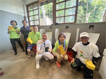 把清掃當人生哲學！雄獅全聯曼都等企業家攜手東海校長共同挽袖刷便池