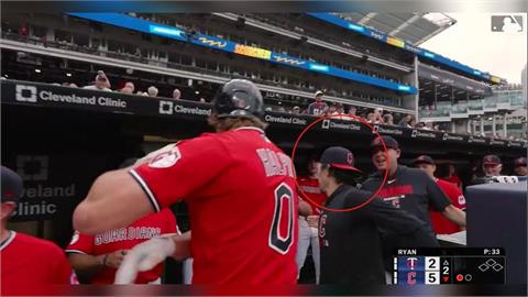 MLB(影)／菜鳥生涯第一轟竟然賞教練一巴掌！兩人不是發生衝突背後真相笑翻全場