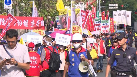 新黨、更生黨「挺中配」遊行　現場竟滿是「兩岸一家親」口號
