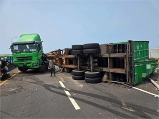 注意！台61大園段貨櫃車翻覆 南下車道暫無法通行