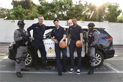 高雄職籃球星變員警 穿上制服宣導反毒