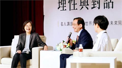 蔡英文北醫演講被學生包圍求合照　隨扈急喊「1句」她投降：冷靜點！我拍就是了