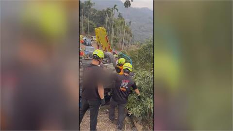 小貨車下坡失控烏龜翻　駕駛困車內　車斗3人拋飛