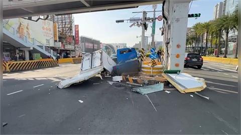 小貨車失控撞橋墩　驚悚畫面曝　整輛車四分五裂解體了