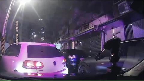 毒品通緝犯疑毒價上路連撞2警車　一路蛇行遭當街逮捕