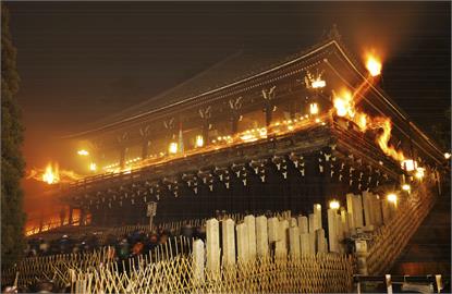 奈良東大寺慣例「修二會」 點火儀式場面浩大